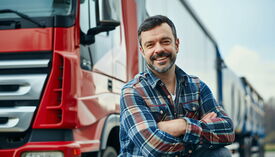 Mann vor LKW